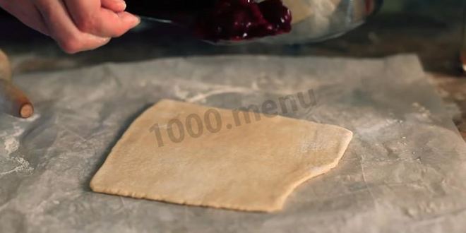Рецепт слоек со свежесваренным вареньем из слоеного теста