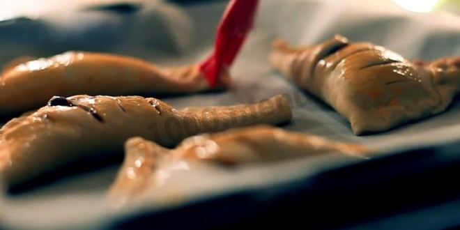 Рецепт слоек со свежесваренным вареньем из слоеного теста