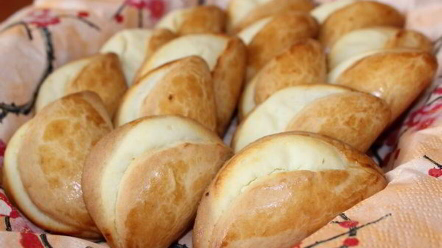 Рецепт домашних сочней с творогом к чаю