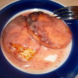 Рецепт Нежнейших сырников с соусом Клубника со сливками