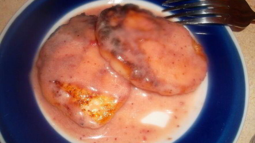 Рецепт нежнейших сырников с соусом клубника со сливками