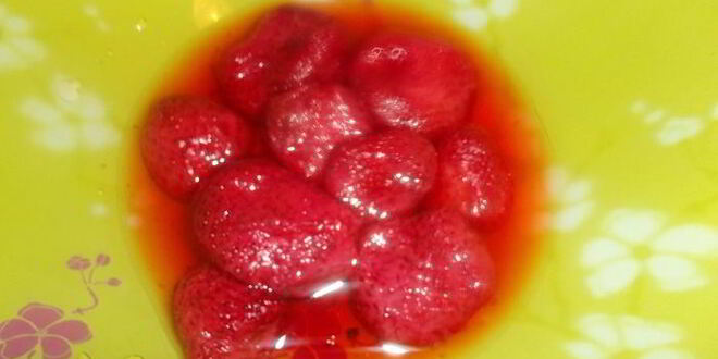 Рецепт нежнейших сырников с соусом клубника со сливками