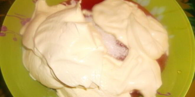 Рецепт нежнейших сырников с соусом клубника со сливками