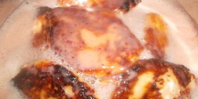 Рецепт нежнейших сырников с соусом клубника со сливками