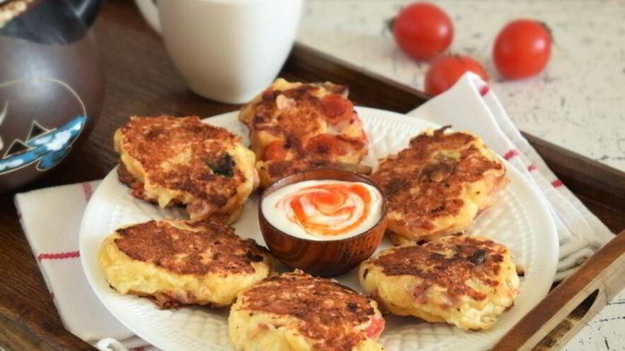 Рецепт сырников с беконом и грибами