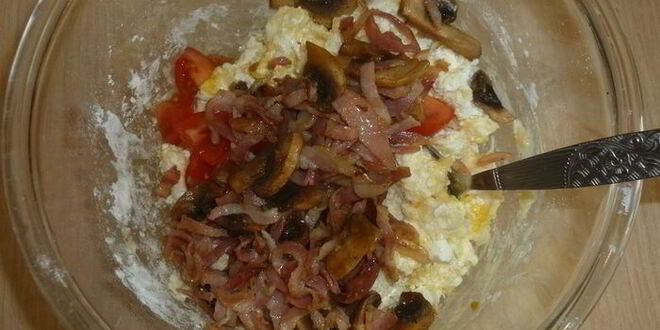 Рецепт сырников с беконом и грибами