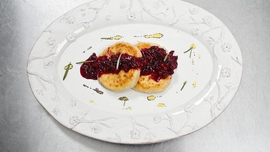 Рецепт сырников с бруснично-розмариновым вареньем