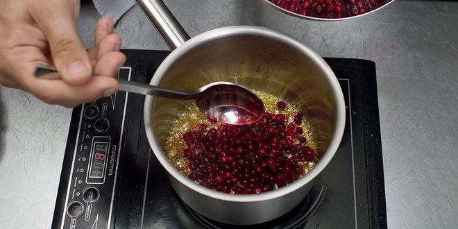 Рецепт сырников с бруснично-розмариновым вареньем