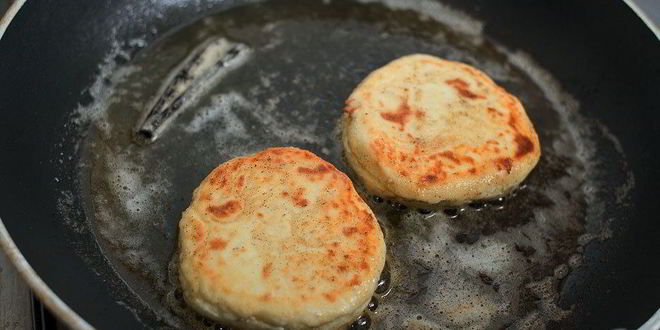 Рецепт сырников с бруснично-розмариновым вареньем