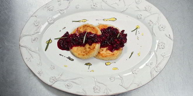 Рецепт сырников с бруснично-розмариновым вареньем