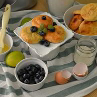 Рецепт Сырников с изюмом и лимоном