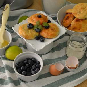 Рецепт Сырников с изюмом и лимоном