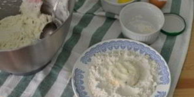 Рецепт сырников с изюмом и лимоном