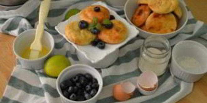 Рецепт сырников с изюмом и лимоном