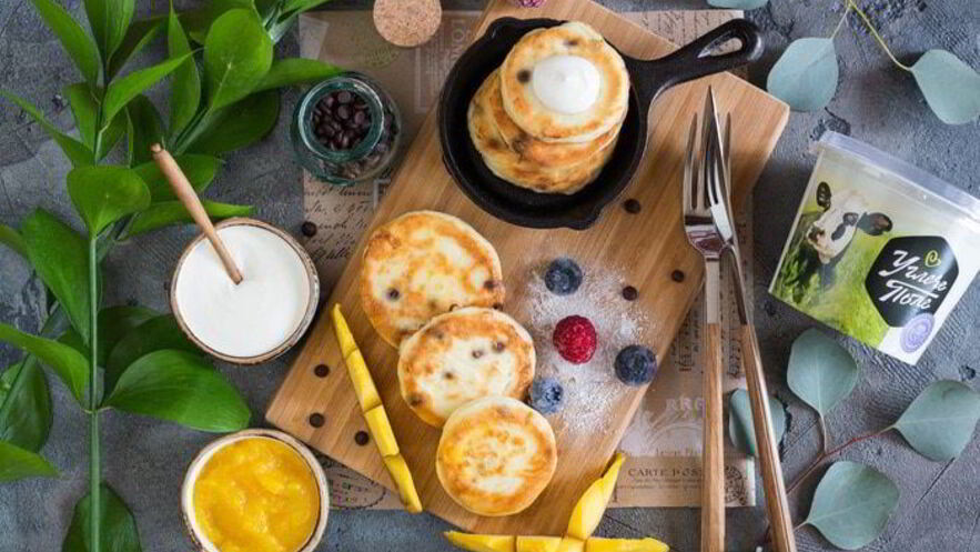 Рецепт сырников с шоколадом и манговым соусом