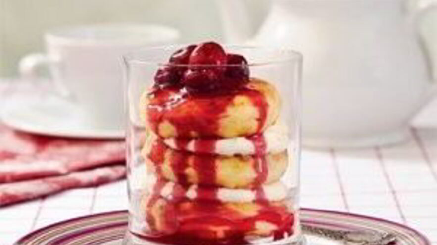 Рецепт сырников с вишневым соусом