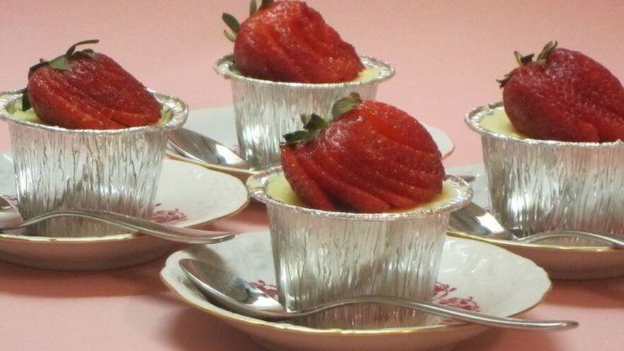 Рецепт творожников с клубникой