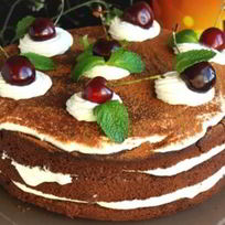 Шоколадный торт с творожным кремом и вишней