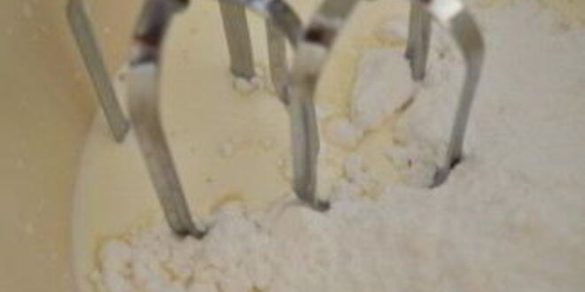 Рецепт шоколадного торта с творожным кремом и вишней