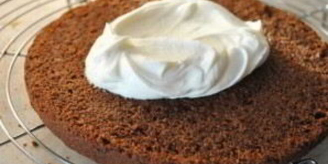 Рецепт шоколадного торта с творожным кремом и вишней