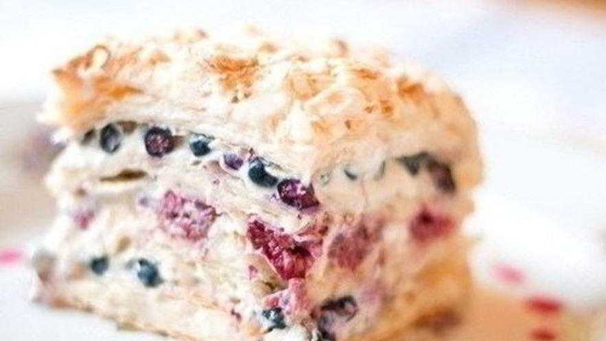 Рецепт слоеного торта со свежими ягодами и сливками