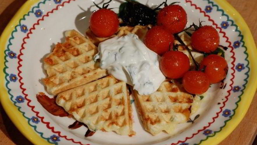 Рецепт сырных вафель с творогом и карамелизированными помидорами