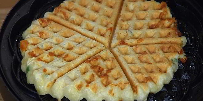 Рецепт сырных вафель с творогом и карамелизированными помидорами