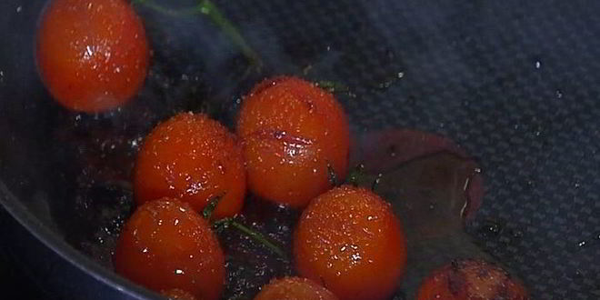 Рецепт сырных вафель с творогом и карамелизированными помидорами