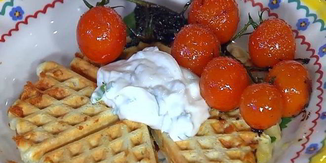 Рецепт сырных вафель с творогом и карамелизированными помидорами