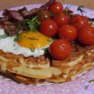 Рецепт Вафель с помидорами, яйцом и грудинкой