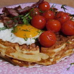 Рецепт Вафель с помидорами, яйцом и грудинкой