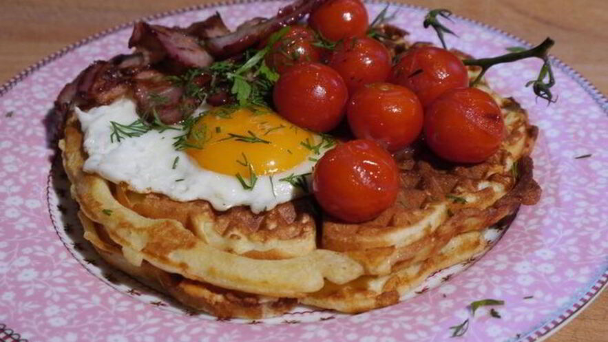 Рецепт вафель с помидорами, яйцом и грудинкой