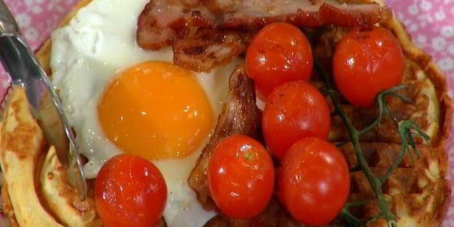 Рецепт вафель с помидорами, яйцом и грудинкой