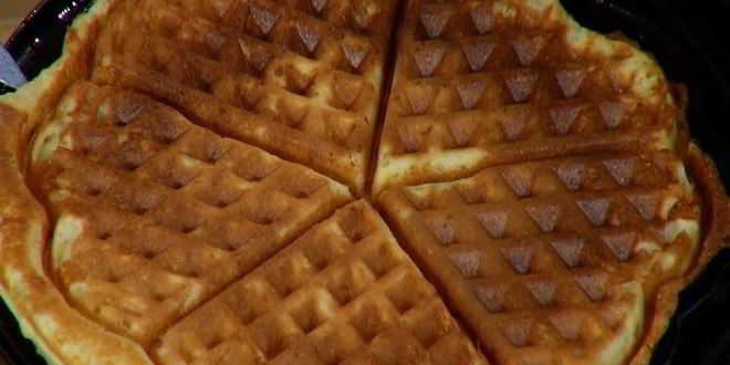 Рецепт вафель с помидорами, яйцом и грудинкой