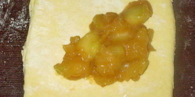 Рецепт яблочных конвертиков с ирисками