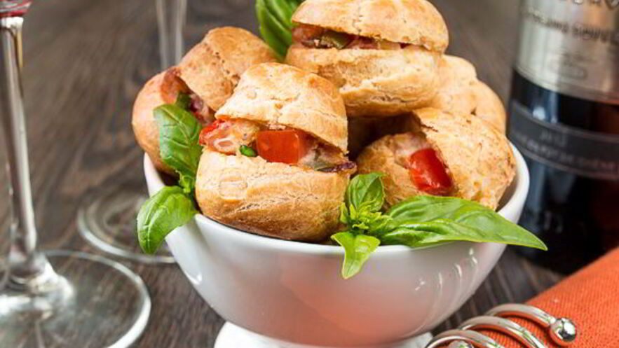 Рецепт профитролей с острым куриным салатом