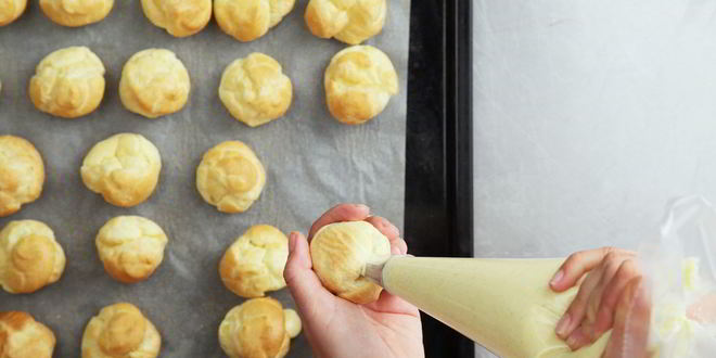 Рецепт профитролей с заварным кремом и карамельным соусом