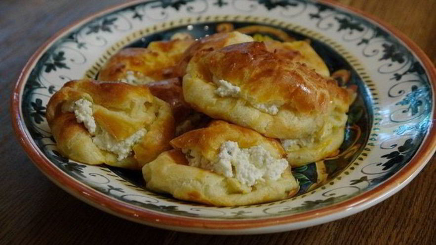 Рецепт эклеров с начинкой из творога и зелени