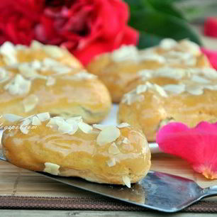 Рецепт Эклеров с шоколадным кремом, карамелью и миндалем