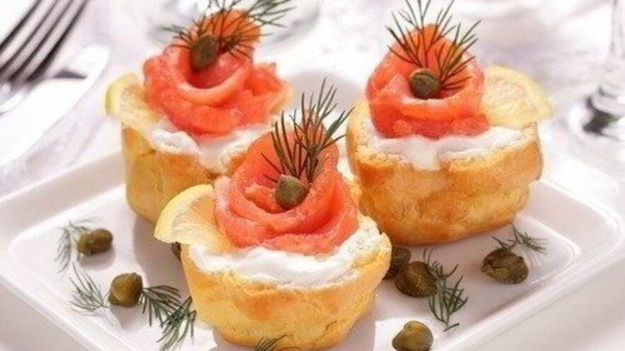Рецепт закусочных профитролей с начинкой из сыра и семги