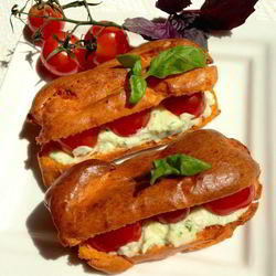 Рецепт Закусочных томатных эклеров с кремом из моцареллы