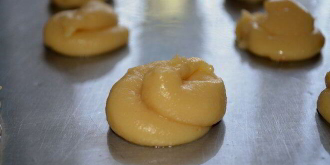 Рецепт заварных пирожных эклеров с клубничным сиропом