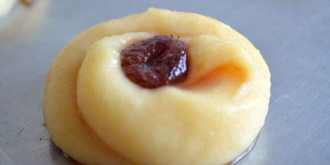 Рецепт заварных пирожных эклеров с клубничным сиропом