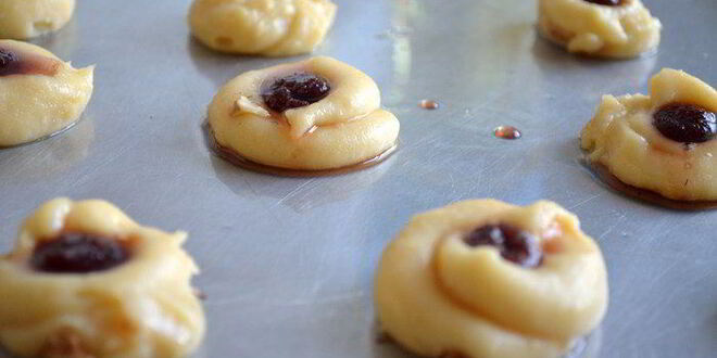 Рецепт заварных пирожных эклеров с клубничным сиропом