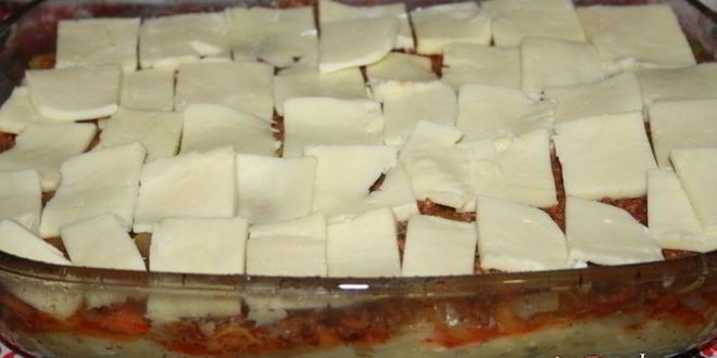 Рецепт картофельной запеканки с говяжьим фаршем, пекинской капустой, кабачками и сыром сулугуни