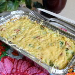 Рецепт Картофельной запеканки с сосисками и зеленым горошком