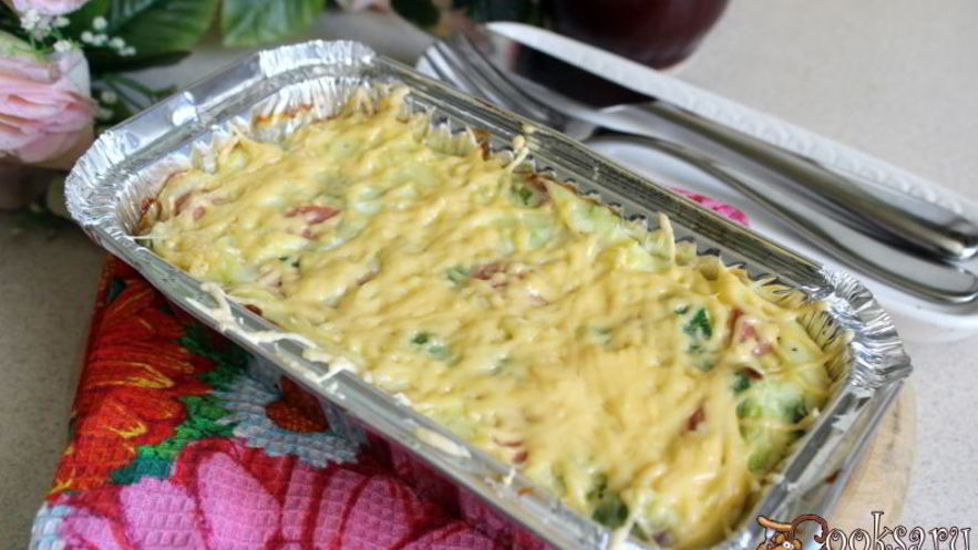 Рецепт картофельной запеканки с сосисками и зеленым горошком