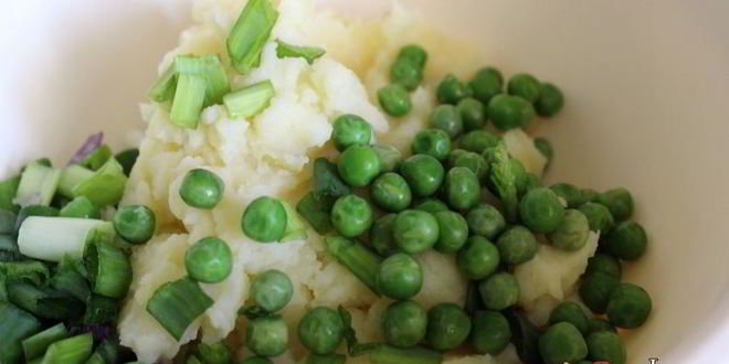 Рецепт картофельной запеканки с сосисками и зеленым горошком