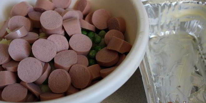 Рецепт картофельной запеканки с сосисками и зеленым горошком