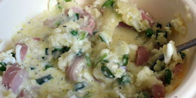 Рецепт картофельной запеканки с сосисками и зеленым горошком